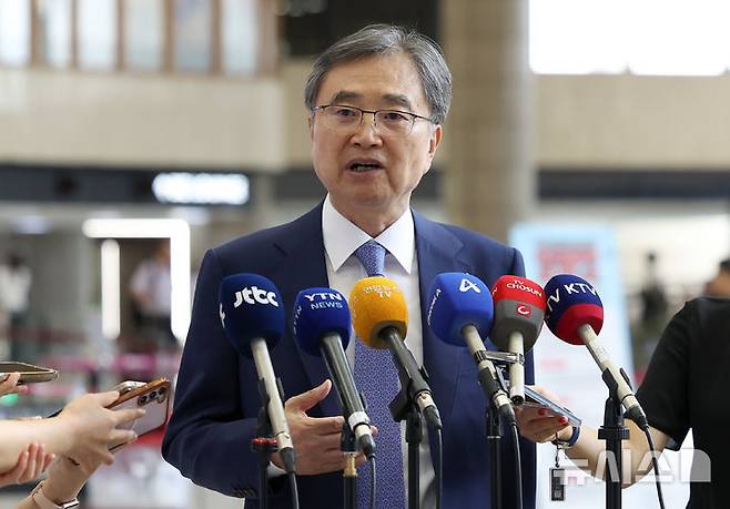 [서울=뉴시스] 김선웅 기자 = 조현 외교부장관이 지난달 29일 서울 강서구 김포국제공항을 통해 일본으로 출국하며 취재진과 만나 질의응답을 하고 있다. 2025.07.29. mangusta@newsis.com