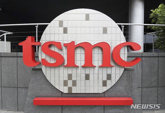 [신주(대만)=AP/뉴시스]대만 신주(新竹)의 TSMC 본사 건물에 회사 로고가 보이고 있다. 2023.1.12. photo@newsis.com