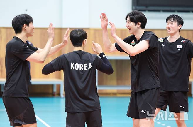 [진천=뉴시스] 황준선 기자 = 대한민국 배구 남자 국가대표팀 허수봉을 비롯한 선수들이 23일 오후 충북 진천군 진천국가대표선수촌에서 열린 공개 훈련에서 득점한 뒤 기뻐하고 있다. 2025.05.23. hwang@newsis.com