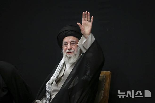 [테헤란=AP/뉴시스] 이란 최고지도자실이 공개한 사진에 아야톨라 알리 하메네이 이란 최고지도자가 지난달 29일(현지 시간) 이스라엘의 공습으로 숨진 군 관계자, 핵 과학자 등 희생자들을 추모하는 행사에 참석해 지지자들에게 인사하고 있다. 2025.08.13