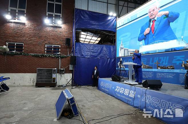 [서울=뉴시스] 최진석 기자 = 전광훈 목사가 13일 서울 성북구 사랑제일교회에서 8.15·8.16 집회 관련 긴급기자회견을 하고 있다. 2025.08.13. myjs@newsis.com