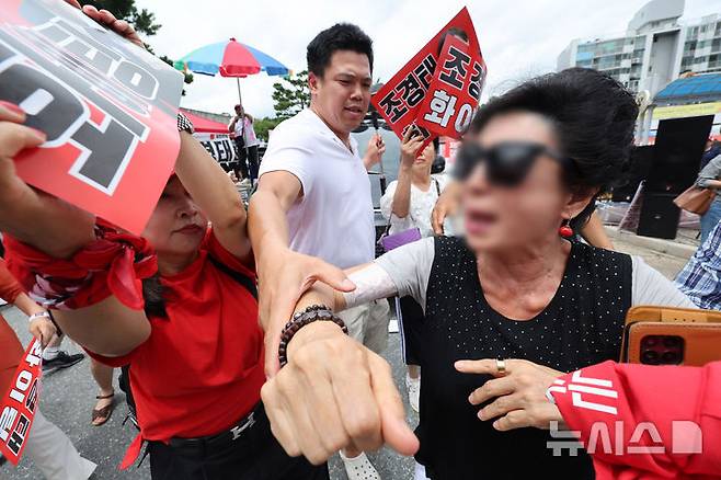 [대전=뉴시스] 김명년 기자 = 13일 오후 대전광역시 서구 배재대학교에서 열린 제6차 전당대회 충남권-호남권 합동연설회에서 각 당대표 후보 지지자들이 몸싸움을 하고 있다. 2025.08.13. kmn@newsis.com