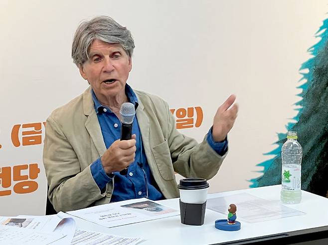 [서울=뉴시스] 그림책 작가 앤서니 브라운이 13일 서울 서초구 예술의전당 한가람미술관에서 열린  '앤서니 브라운展:마스터 오브 스토리텔링' 기자간담회에서 발언하고 있다. (사진=아트센터이다 제공) 2025.08.13. photo@newsis.com *재판매 및 DB 금지