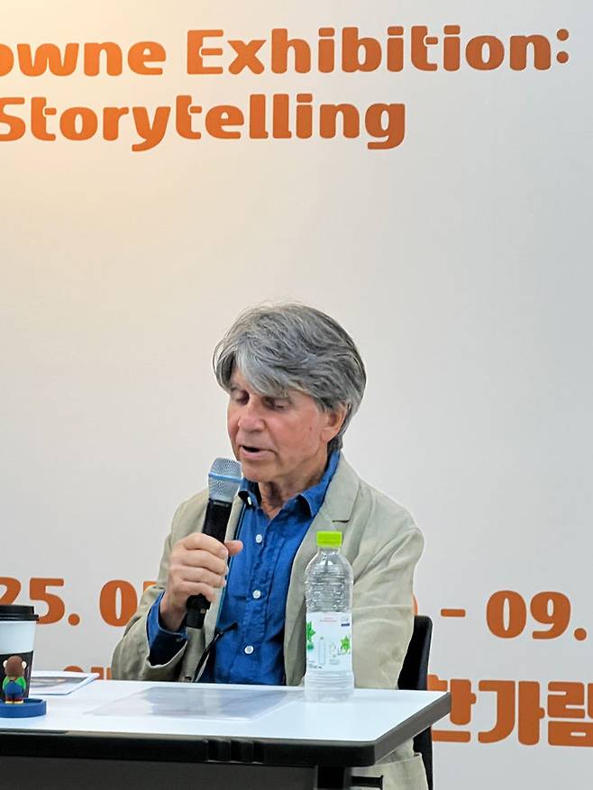 [서울=뉴시스] 그림책 작가 앤서니 브라운이 13일 서울 서초구 예술의전당 한가람미술관에서 열린  '앤서니 브라운展:마스터 오브 스토리텔링' 기자간담회에서 발언하고 있다. (사진=아트센터이다 제공) 2025.08.13. photo@newsis.com *재판매 및 DB 금지