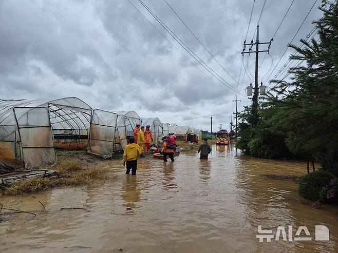 [고양=뉴시스] 고양시 덕양구 내곡동 비닐하우스 침수. (사진=경기도북부소방재난본부 제공) 2025.08.13 photo@newsis.com