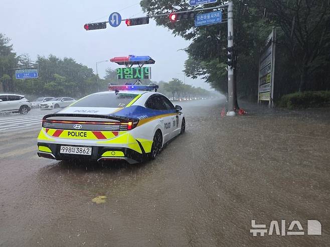 [고양=뉴시스] 경기 고양시 일산동구 강촌마을 사거리 침수 현장. (사진=경기북부경찰청 제공) 2025.08.13. photo@newsis.com