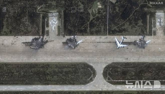 [이르쿠츠크=AP/뉴시스] 지난 6월4일(현지 시간) 맥사 테크놀로지스가 제공한 위성 사진으로, 러시아 이르쿠츠크주 벨라야 공군기지에 우크라이나의 '거미집 작전'으로 파괴된 전략폭격기 기체 잔해가 남아 있다. 2025.08.13.