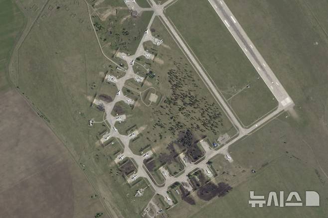 [이르쿠츠크=AP/뉴시스] 지난 6월4일(현지 시간) 플래닛 랩스 PBC가 제공한 위성 사진으로, 러시아 이르쿠츠크주 벨라야 공군기지가 우크라이나의 '거미집 작전'으로 일부 파손돼 있다. 2025.08.13.