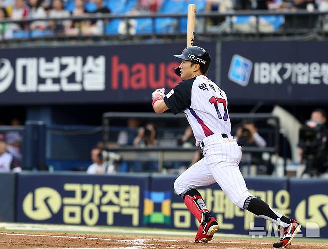 [서울=뉴시스] 이영환 기자 = 8일 오후 서울 송파구 잠실야구장에서 열린 2025 KBO 리그 한화 이글스와 LG 트윈스의 경기, 2회말 1사 주자 1루에서 LG 박해민이 안타를 날리고 있다. 2025.08.08. 20hwan@newsis.com