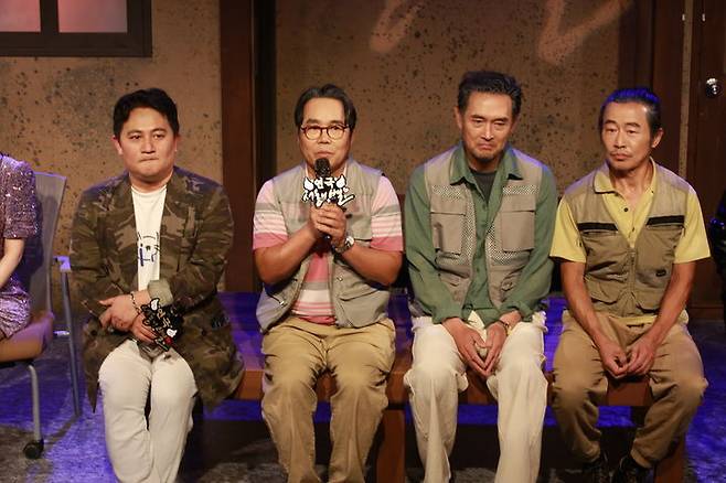 13일 서울 종로구 대학로 아트하우에서 연극 '서울의 별' 프레스콜이 열렸다. 사진은 손남목(왼쪽부터) 연출가, 배우 정은표, 김명수, 이문식 (사진=극단 두레 제공) *재판매 및 DB 금지