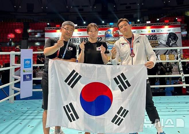 [창원=뉴시스]아시아복싱연맹 주관 '아시아 복싱 U19 & U22 챔피언십'에서 남자부 -90㎏급 동메달을 획득한 마산대학교 복싱부 문예찬(오른쪽) 선수와 김환석(왼쪽) 감독. (사진=마산대 제공) 2025.08.13. photo@newsis.com