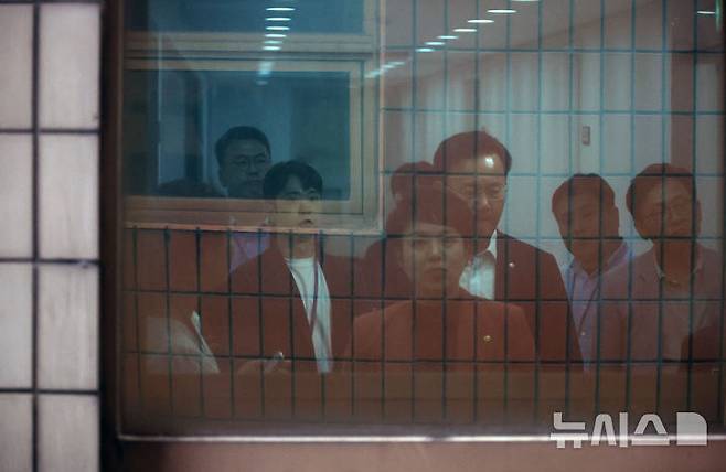 [서울=뉴시스] 김금보 기자 = 김건희 특검팀이 국민의힘 당사에 대한 압수수색에 나선 13일 서울 여의도 국민의힘 중앙당사에서 김은혜 원내정책수석부대표, 유상범 원내운영수석부대표 등 의원들이 집결하고 있다. 2025.08.13. kgb@newsis.com