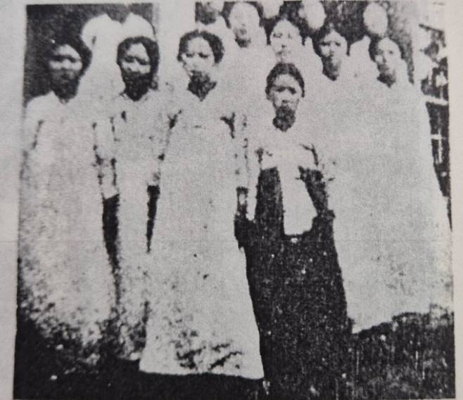 3.1만세운동직후수감됐던 기전학생들 출옥기념사진(앞줄 좌에서 두번째가 임영신). 기전여고 80년사