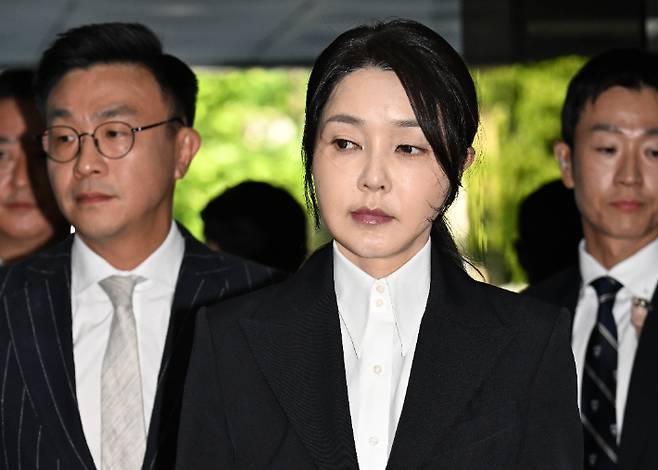 윤석열 전 대통령 부인 김건희 씨가 12일 오전 서울 서초구 서울중앙지법에서 열린 구속 전 피의자 심문(영장실질심사)에 출석하고 있다. 황진환 기자