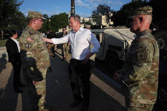 다니엘 드리스콜 미 육군 장관이 12일(현지시간) 워싱턴 DC 주방위군 대원들 순찰을 돌며 인사하고 있다. 연합뉴스
