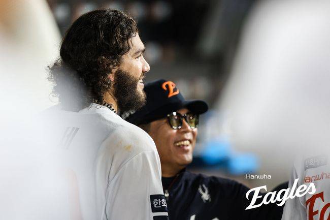 한화 코디 폰세가 양상문 투수코치와 미소 짓고 있다. /한화 이글스 제공