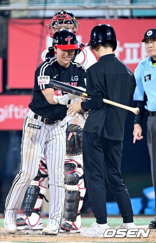 [OSEN=수원, 최규한 기자] 12일 경기도 수원 KT위즈파크에서 ‘2025 신한 SOL Bank KBO리그’ KT 위즈와 LG 트윈스의 경기가 열렸다.홈팀 KT는 오원석, 방문팀 LG는 앤더스 톨허스트를 선발로 내세웠다.8회초 1사 2, 3루 상황 LG 구본혁이 자동고의4구로 출루하고 있다. 2025.08.12 / dreamer@osen.co.kr