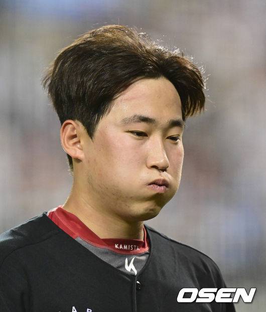 [OSEN=잠실, 김성락 기자] 18일 오후 서울 잠실야구장에서 2025 신한 SOL Bank KBO리그 두산 베어스와 KIA 타이거즈의 경기가 열린다.이날 두산은 콜어빈, KIA는 윤영철을 선발로 예고했다.3회말 2사 만루 KIA 윤영철이 강판되고 있다.  2025.04.18 / ksl0919@osen.co.kr