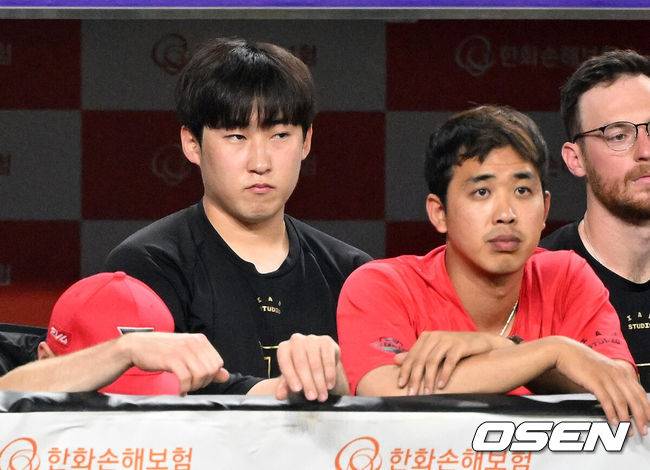 [OSEN=대전, 이대선 기자] 한화는 8일 대전 한화생명볼파크에서 열린 2025 신한 SOL Bank KBO리그 KIA 타이거즈와의 홈경기를 14-8로 승리했다. 14득점은 종전 12득점을 넘어 올 시즌 한화의 한 경기 최다 득점으로 KIA의 추격을 뿌리쳤다. 9회초 KIA 윤영철과 임기영이 경기를 바라보고 있다. 2025.07.08 /sunday@osen.co.kr