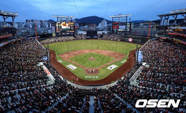 [OSEN=대전, 최규한 기자] 28일 오후 대전 한화생명 볼파크에서 ‘2025 신한 SOL Bank KBO리그’ 한화 이글스와 KIA 타이거즈의 경기가 열렸다.대전 신구장 첫 공식경기를 갖는 홈팀 한화는 코디 폰세, 방문팀 KIA는 제임스 네일을 선발로 내세웠다.사진은 만원 관중을 이룬 대전 한화생명 볼파크의 모습. 2025.03.28 / dreamer@osen.co.kr