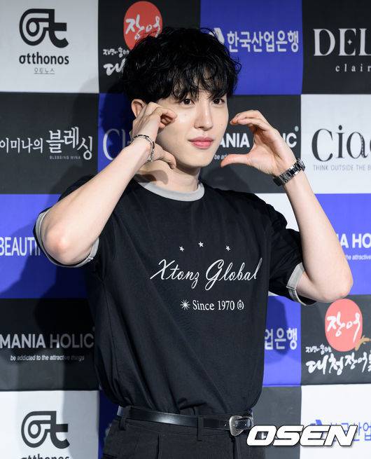 [OSEN=이대선 기자] 13일 오후 서울 종로구 대학로 대학로 아트하우스에서 연극 '서울의 별' 프레스콜 및 기자간담회가 열렸다. 유희재가 취재진 앞에서 포즈를 취하고 있다.