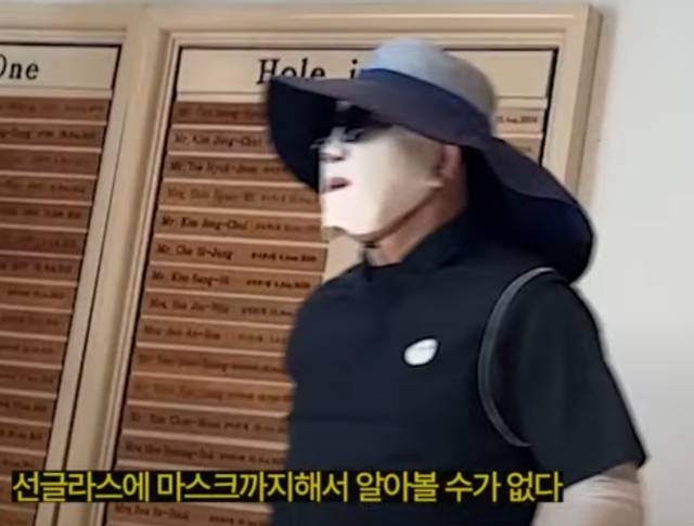 ▲선글라스와 마스크, 모자를 착용해 얼굴을 가린 권 의원 모습. <뉴탐사> 보도화면 갈무리.