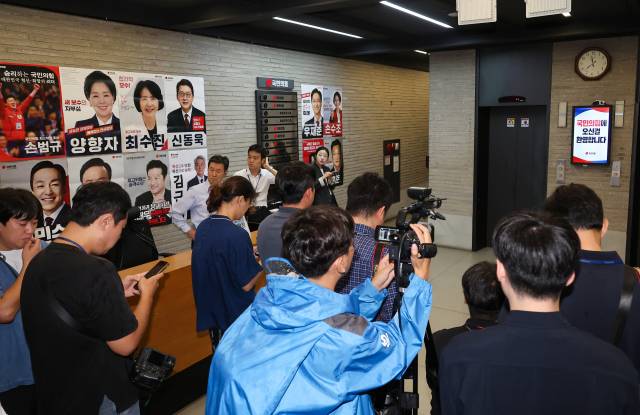 ▲13일 김건희특검이 압수수색 중인 서울 여의도 국민의힘 당사에서 취재진이 대기하고 있다. ⓒ연합뉴스