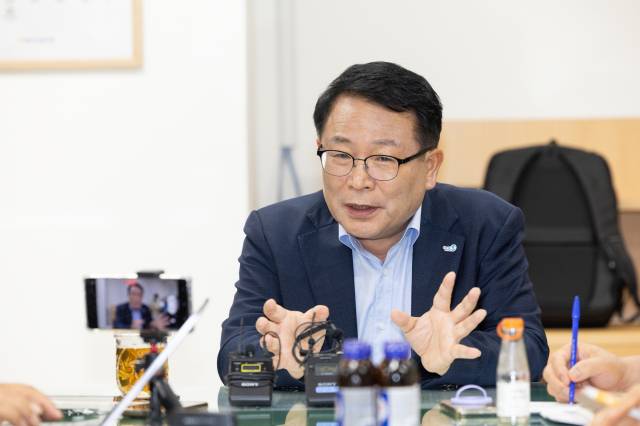 ▲코스트코 익산점 유치 과정에 정헌율 익산시장의 탱크와 같은 저돌적인 추진력이 근원이란 분석이 토를 달 사람은 없을 것이다. 13일 기자간담회에서 코스트코 유치와 관련해 기자들의 질문에 답변하는 정헌율 시장 ⓒ익산시