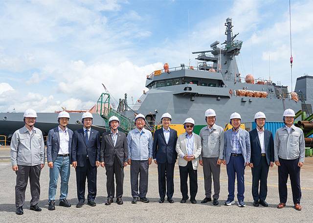 ▲ 13일 조현(오른쪽에서 여섯번째) 외교부 장관과 조셉윤(조현 장관 오른쪽) 주한미대사대리가 울산에 위치한 HD 현대 울산조선소에 방문했다. ⓒ외교부