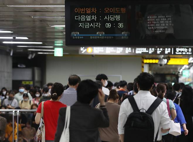 서울 충무로역에서 출근길 시민들이 지하철을 이용하고 있다. 뉴시스