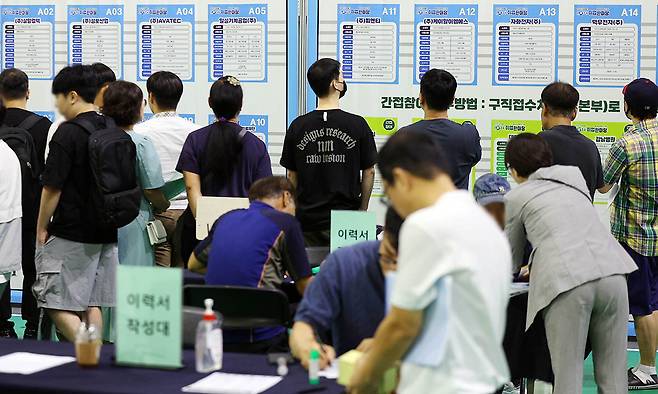 취업 박람회에서 구직자들이 회사별 채용정보를 살펴보고 있다. 연합뉴스