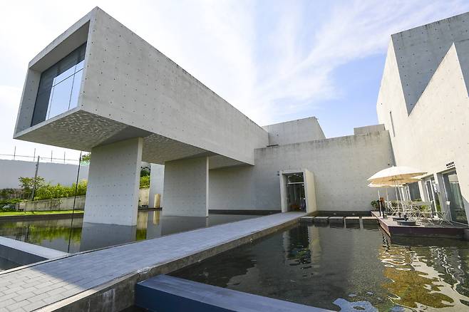 남원 시립 김병종미술관 전경. 지역 출신 김병종 화백이 400여점의 작품과 5000여점의 자료를 기증해 2018년 건립됐다.&nbsp;남원시 제공