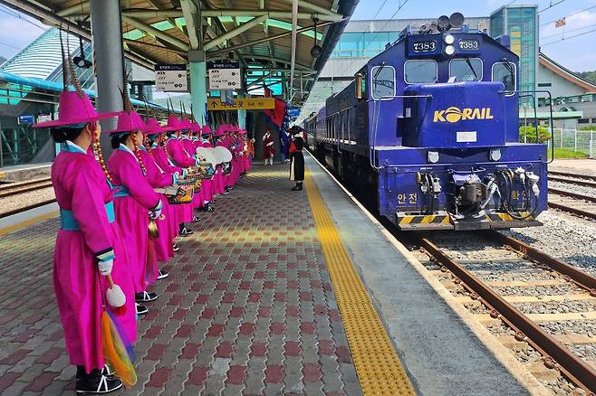 남원시가 코레일관광개발과 손잡고 전국일주 여행상품으로 운행 중인 ‘레일크루즈 해랑’이 남원역에 도착하자 취타대가 환영하고 있다.&nbsp;남원시 제공