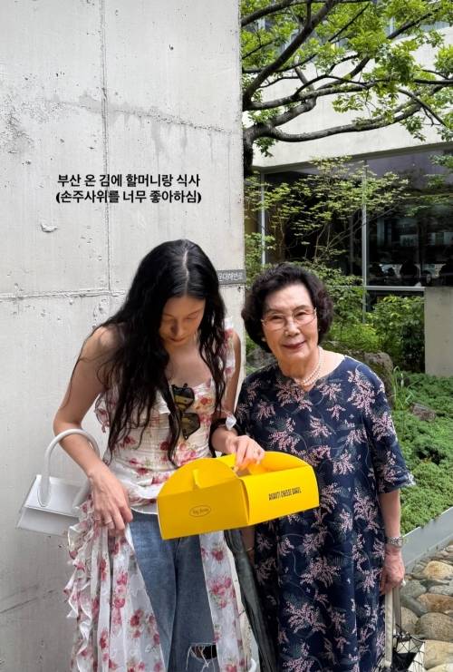 조국 전 조국혁신당 대표 부부의 딸 조민(왼쪽)씨가 12일 자신의 소셜미디어(SNS)에 전날 조모와 함께 찍은 사진을 올렸다. 조민 인스타그램 캡처