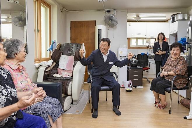 김경호(가운데) 서울 광진구청장이 지난달 28일 군자경로당에서 어르신들과 소통하고 있다. 광진구 제공