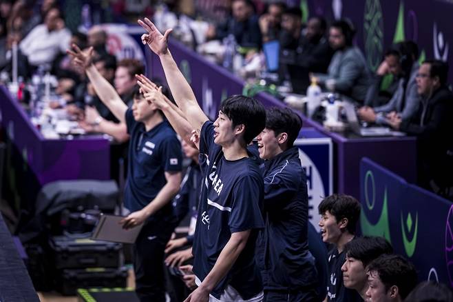 한국 남자농구 국가대표 여준석과 이정현이 12일 사우디아라비아 제다에서 열린 2025 국제농구연맹(FIBA) 아시아컵 8강 진출전 괌과의 경기에서 동료들을 응원하고 있다. FIBA 제공