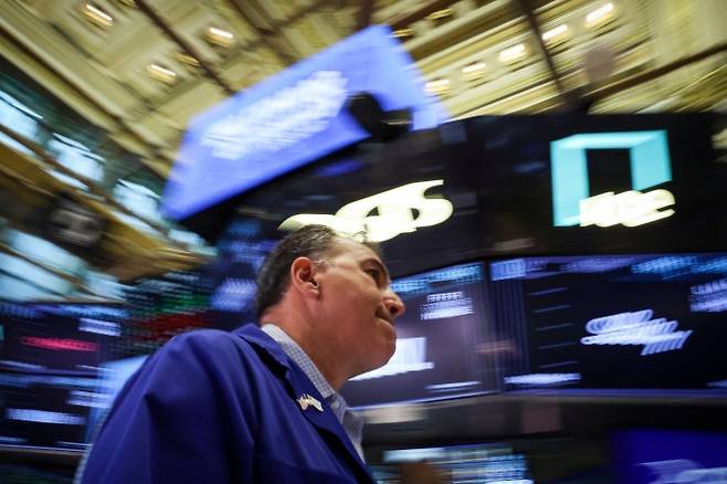 12일(현지시간) 뉴욕증권거래소 거래 현장. 관세 우려를 뚫고 미국 증시가 역대 최고 기록을 세웠다. 로이터 연합뉴스