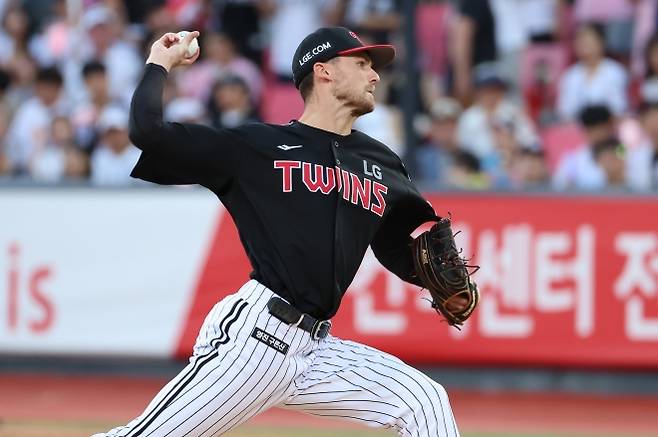 12일 수원 kt위즈파크에서 열린 KBO리그 데뷔 경기에서 역투하고 있는 LG 트윈스 새 외국인 투수 앤더스 톨허스트. LG 트윈스 제공