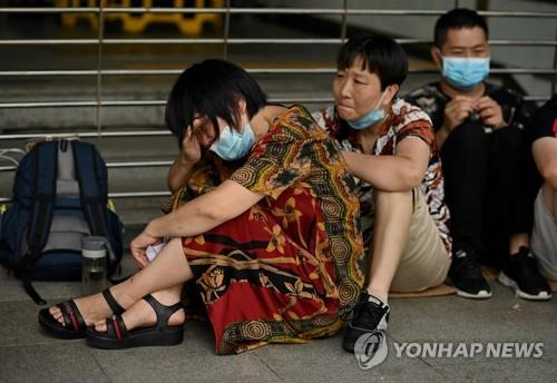 2021년 중국 선전시 헝다 본사 앞에서 부동산 투자자들이 돈을 돌려줄 것을 요구하고 있다. 선전 AFP 연합뉴스