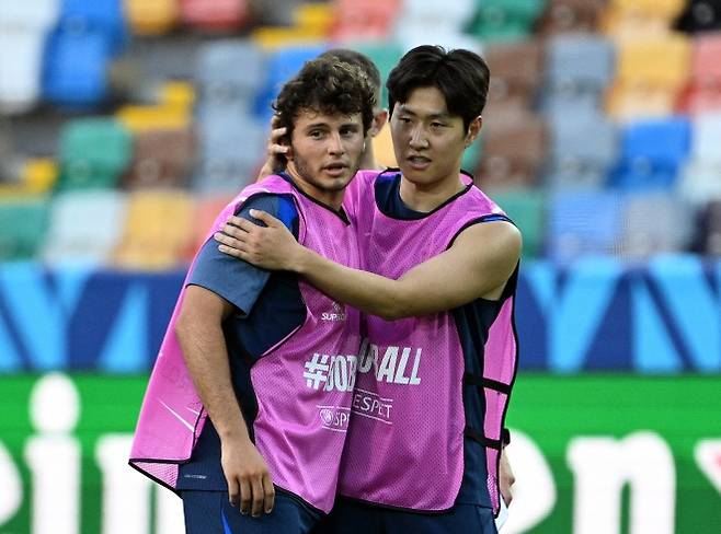 파리 생제르맹 이강인이 14일(한국시간) 이탈리아 우디네 스타디오 프리울리 스타디움에서 진행한 2025 유럽축구연맹(UEFA) 슈퍼컵 대비 팀 훈련에서 주앙 네베스와 대화하고 있다. 로이터 연합뉴스