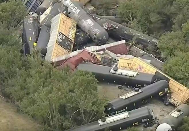 현지시간으로 12일 오후 미국 텍사스주 고든 인근에서 최소 35량으로 이뤄진 화물열차가 탈선했다. 열차 차량이 선로에 쌓여있는 모습. AP 연합뉴스