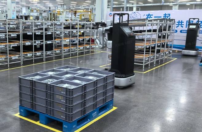 중국 로봇 스타트업 애지봇이 판매하는 휴머노이드 로봇 ‘위안정A2-W’가 자동차 부품 제조기업 푸린정궁 공장에 배치돼 활동하고 있다. 애지봇 제공