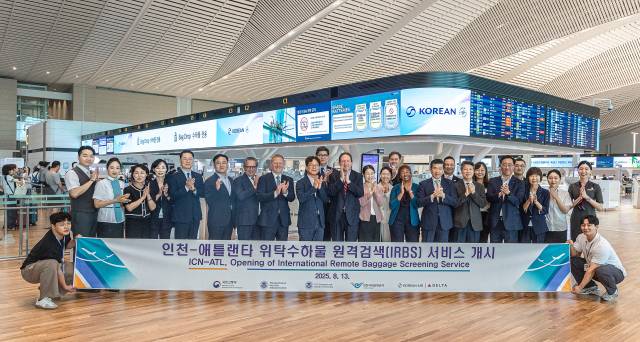 국토교통부와 미국 교통보안청(TSA), 대한항공·델타항공 주요 관계자들이 13일 오후 인천국제공항 제2여객터미널 대한항공 카운터에서 IRBS 시행 첫날을 기념하여 사진 촬영을 하고 있다. 사진제공=대한항공