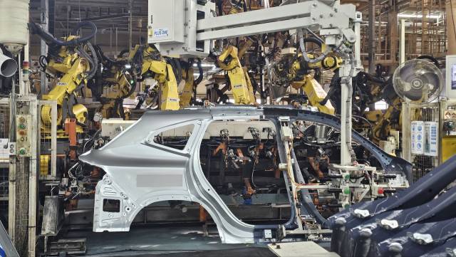 내연기관차와 전기차 혼류 생산 시스템을 구축한 르노코리아 부산공장 내 거대한 로봇 팔이 차체를 조립하고 있다. 부산=조원진기자