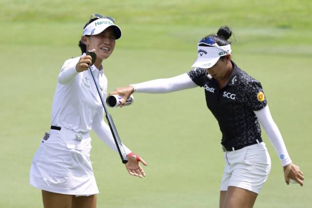 동반 라운드를 펼친 리디아 고(왼쪽)와 지노 티띠꾼. 사진 제공=AP연합뉴스