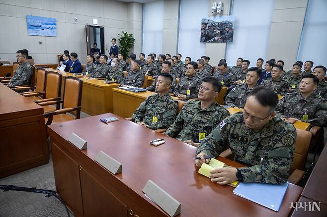 2024년 12월10일 박안수 전 계엄사령관(맨 왼쪽)을 비롯한 군 관계자들이 국회 국방위원회 전체회의에 출석했다. ⓒ시사IN 박미소