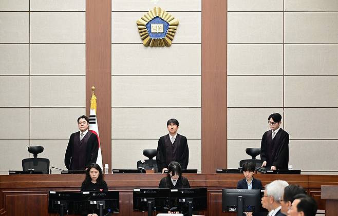 4월21일 서울중앙지방법원 417호 법정에 입장한 지귀연 부장판사(가운데). ⓒ사진공동취재단