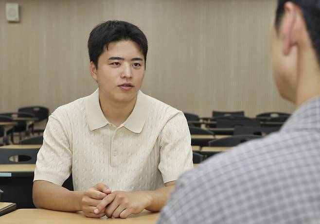 &nbsp;자립준비청년 채동엽씨(26)가 재학 중인 대학교에서 취재진과 인터뷰하고 있는 모습&nbsp; ⓒ시사저널 박정훈 기자