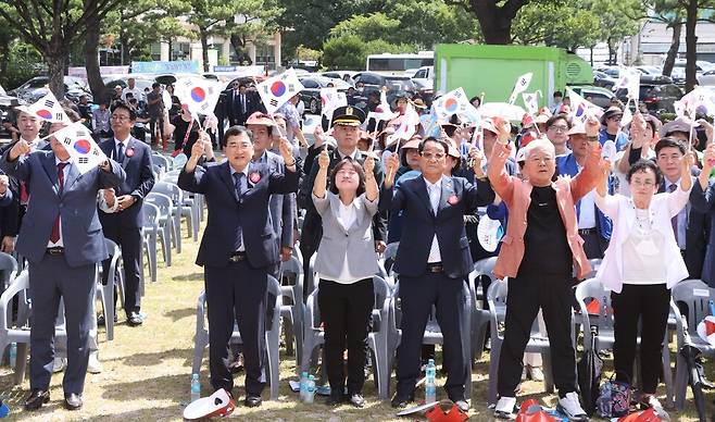 &nbsp;지난해 광복절 경주 황성공원에서 열린 '광복 79주년 기념행사'에서 시민들이 태극기를 흔들며 만세를 외치고 있다. ⓒ경주시