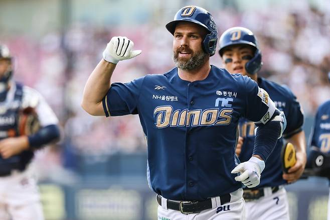 NC 데이비슨이 12일 잠실 두산전에서 결승 3점홈런을 쳐내며 팀의 3-2 승리를 이끌었다. 1회초 홈런을 쳐낸 뒤 환호하는 데이비슨. 사진제공｜NC 다이노스